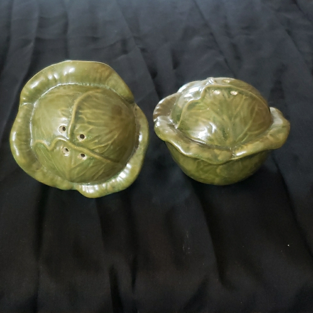 Salt and Pepper Shaker. Ceramic.